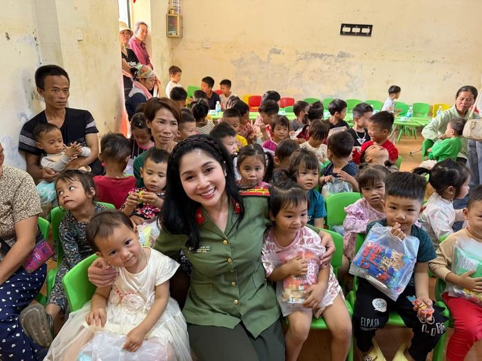 Nhà báo Mai Thao trong một chuyến công tác