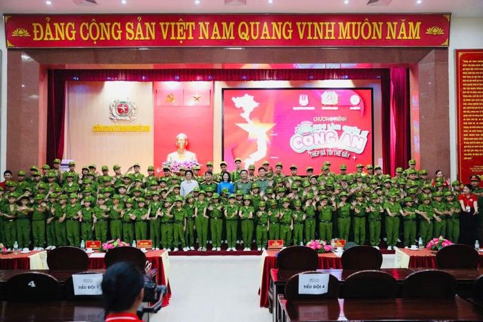 Các chiến sĩ nhí chụp ảnh lưu niệm cùng Ban tổ chức trại hè.