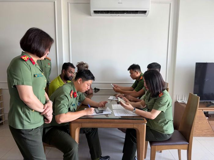 Một số hình ảnh tại ngày đầu ra quân rà soát việc cư trú của người nước ngoài.