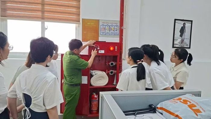 Lực lượng PCCC&CNCH Công an Nghệ An thường xuyên xuống địa bàn trực tiếp tuyên truyền, hướng dẫn người dân làm tốt công tác PCCC.