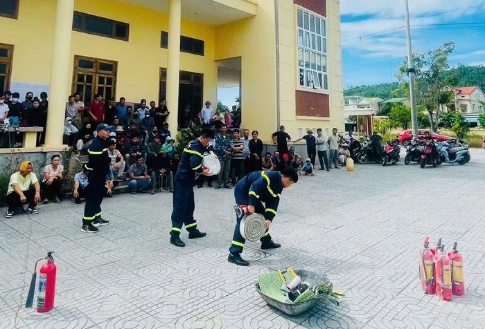 Hướng dẫn người dân các kỹ năng xử lý khi có sự cố cháy, nổ xảy ra.