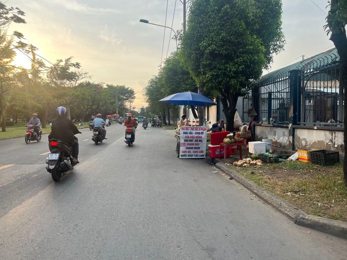 Khu vực trước các công ty trên đường D9, phường Tây Thạnh, buổi sáng và buổi chiều nhiều xe bán thức ăn nhanh và nước giải khát.