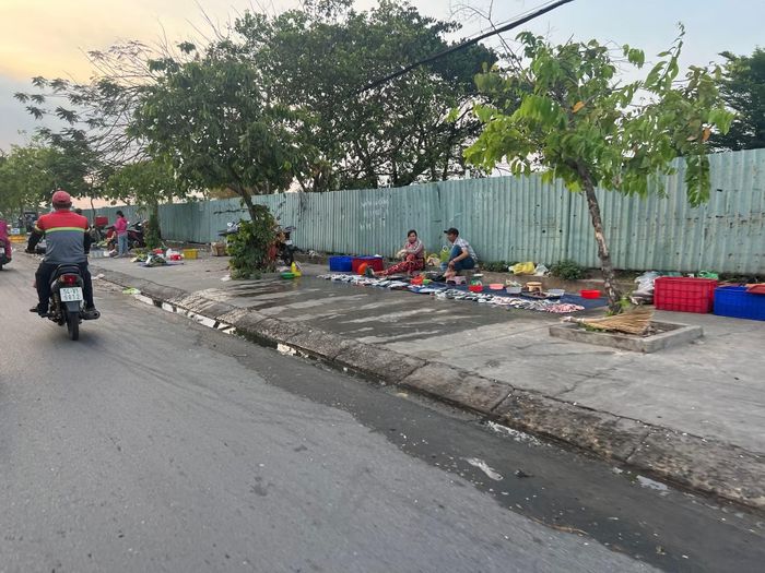 Cá bày bán trên tấm bạt và đổ nước thải xuống đường số 18 gây ô nhiễm.