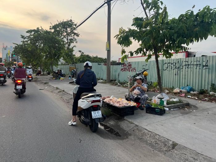 Thịt gà được bày bán trên đường số 18, phường Bình Hưng Hòa.