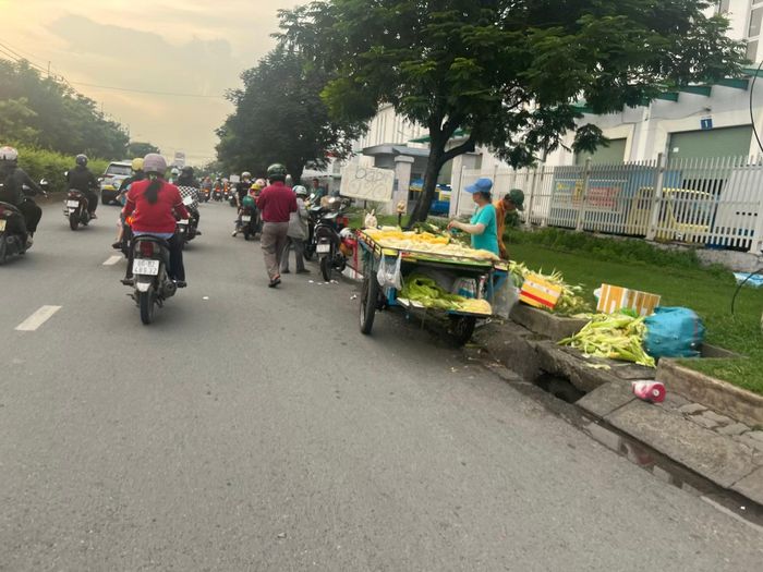 Hàng hóa bày bán nhộn nhịp trên đường M1, phường Bình Hưng Hòa.