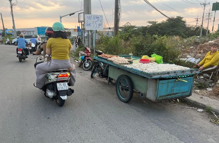 Xe bán trứng ngay gần ngã 3 giao nhau giữa đường CN1 và M1.