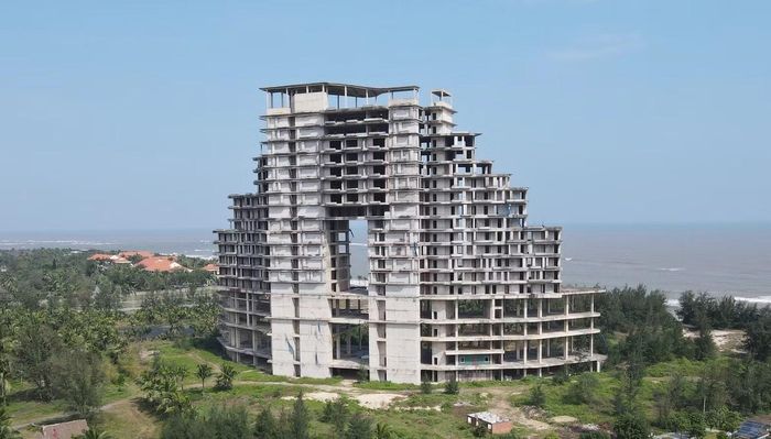 Khách sạn 5 sao này gần chục năm nay vẫn để không, người dân địa phương nói vui "bộ xương cá khổng lồ" nằm cạnh bờ biển.