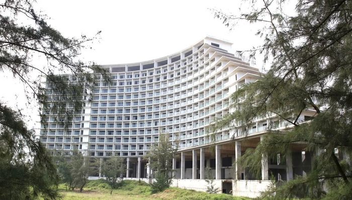 Khách sạn 5 sao Pullman nằm ở vị trí được cho là đẹp nhất Đồng Hới, cạnh Quảng trường biển Bảo Ninh xây xong phần thô rồi để đó gần chục năm qua.