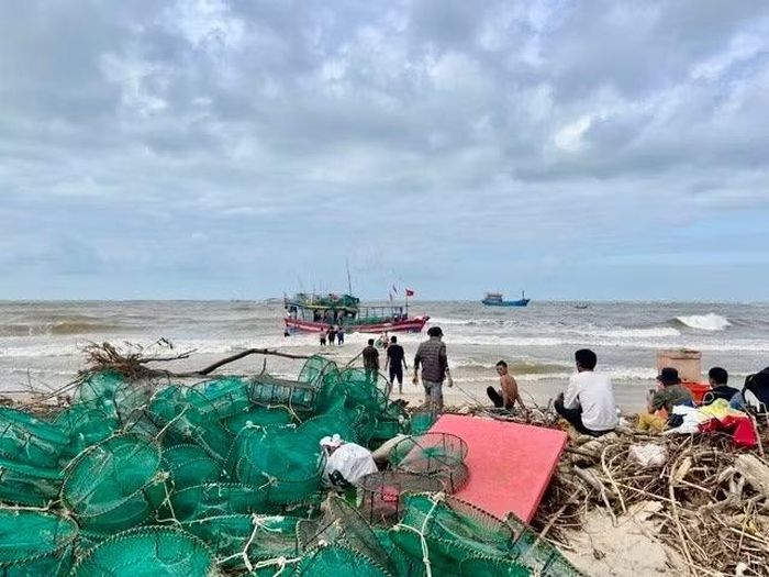 Tàu cá của bà con ngư dân Cửa Việt bị mắc cạn ở cửa biển Cửa Việt.