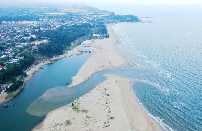 Cửa biển Lý Hòa hiện bị một dải cát bồi lấp dài khoảng 1km và rộng khoảng 100m chắn ngang cửa sông.