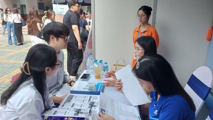 Các nhà tuyển dụng đang tư vấn cho ứng viên.