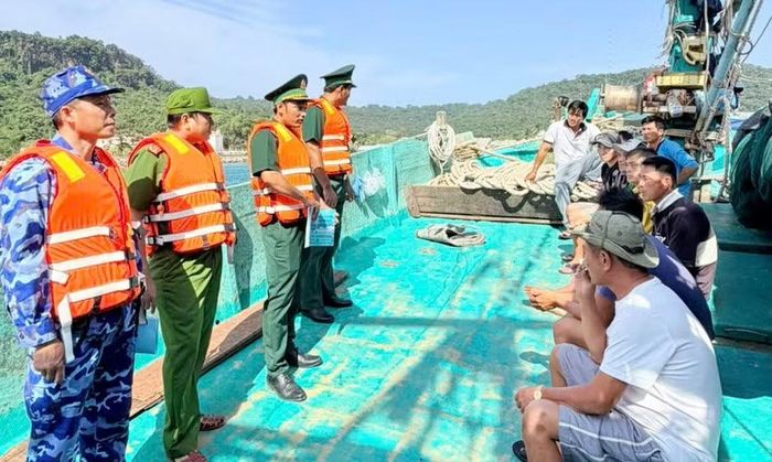 Công an đặc khu Thổ Châu phối hợp cùng các lực lượng chức năng tuyên truyền cho ngư dân về phòng ngừa tội phạm, tệ nạn ma túy.