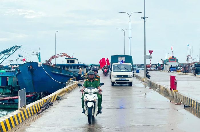 Công an đặc khu Thổ Châu tuần tra kết hợp tuyên truyền phòng ngừa tội phạm, tệ nạn ma túy.