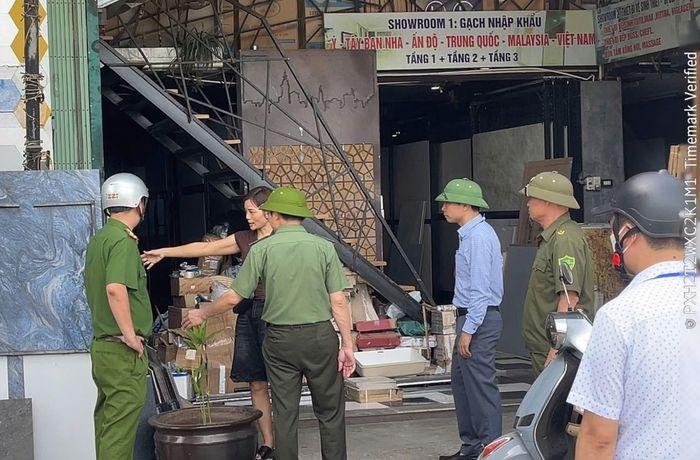 Lực lượng Công an phối hợp tuyên truyền vận động các hộ kinh doanh vỉa hè chấp hành đúng quy định.