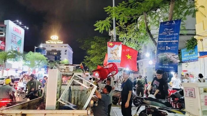 Thành phố cần có giải pháp căn cơ để ổn định sinh kế cho người dân bị ảnh hưởng.