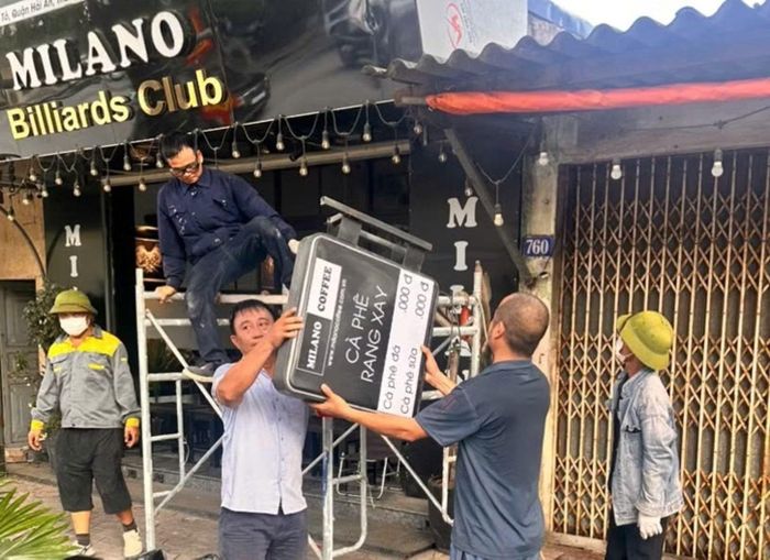 Người dân xã Kiến Hải tự nguyện tháo dỡ các hạng mục vi phạm.