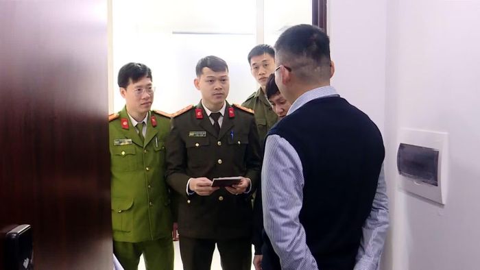 Công an Bắc Ninh kiểm tra đăng ký tạm trú của người nước ngoài.