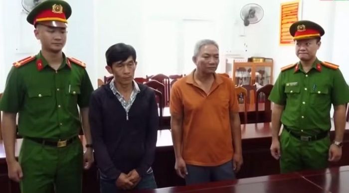 Nguyễn Thanh Tuấn, Nguyễn Văn Thái nghe điều tra viên tống đạt quyết định khởi tố bị can.