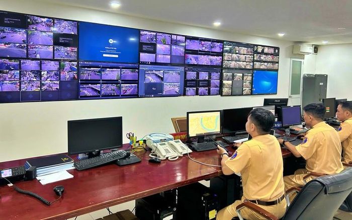 Ứng dụng chuyển đổi số toàn diện là bước đi chiến lược nhằm thực hiện hiệu quả chỉ đạo của Đảng ủy, Ban Giám đốc Công an Thành phố Hồ Chí Minh về việc phát triển khoa học công nghệ, hướng tới mục tiêu hiện đại hóa lực lượng và quản trị an ninh thông minh. Ảnh: CSGT