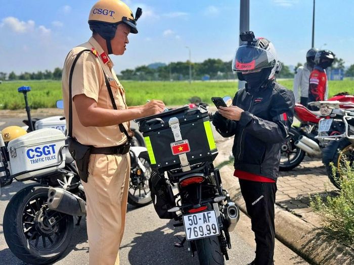 Cán bộ chiến sĩ Đội Cảnh sát giao thông Rạch Chiếc (Phòng Cảnh sát giao thông, Công an Thành phố Hồ Chí Minh) lập biên bản xử lý 4 người điều khiển xe mô tô phân khối lớn.