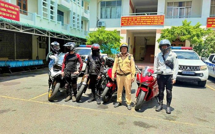 4 người chạy mô tô phân khối lớn bị Cảnh sát giao thông tạm giữ phương tiện.