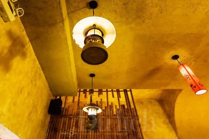 Tại đây, không còn bị gò bó bởi những khuôn mẫu chật hẹp mà tự tại hòa mình vào dòng chảy của vệt thời gian ấm áp của quá khứ.