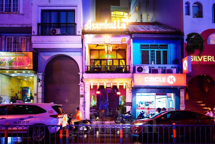 Nằm gần bên chợ Bến Thành, địa điểm này không chỉ là quán chay; nơi đây đích thực là bảo tàng ký ức, lưu giữ vệt thời gian trăm năm.