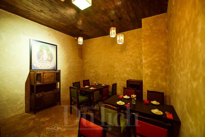 Nét tinh tế trang trí trong từng góc nhỏ khiến thực khách cảm nhận như được trở về nhà, bên căn bếp nhỏ của bà, của mẹ thơm nồng hương vị thân thương.