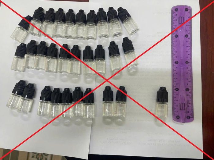 30 lọ nhựa chứa tinh dầu CBD do Công an phường Phố Hiến thu giữ của Vũ Duy Linh. (Ảnh Công an tỉnh Hưng Yên)