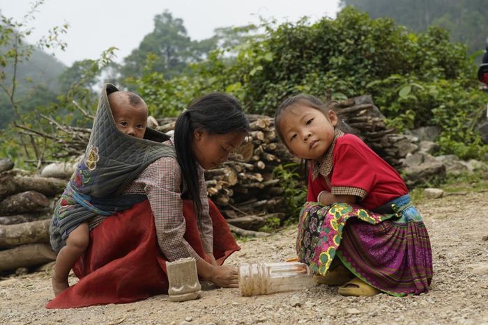 Địu em trên lưng mang theo tuổi thơ lớn lên cùng năm tháng.