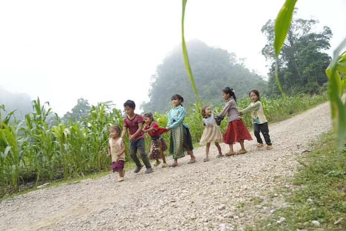 Những trò chơi dân gian không chỉ mang đến niềm vui mà còn giúp các em thêm gắn bó, yêu thương nhau hơn.