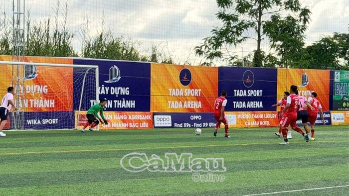 Các cầu thủ thi đấu đầy nỗ lực, cống hiến nhiều tình huống xử lý kỹ thuật và những pha bóng giàu tính cạnh tranh.