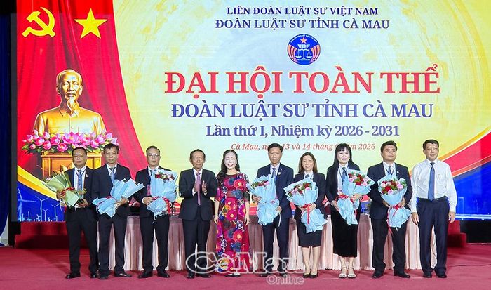 Ban Chủ nhiệm Đoàn Luật sư tỉnh Cà Mau nhận hoa chúc mừng của lãnh đạo Bộ Tư pháp và Liên đoàn Luật sư Việt Nam.