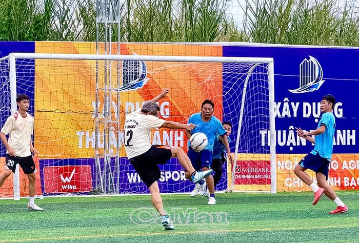 Cầu thủ Báo và phát thanh, truyền hình Cà Mau tạo pha bóng nguy hiểm trước khung thành đối phương.