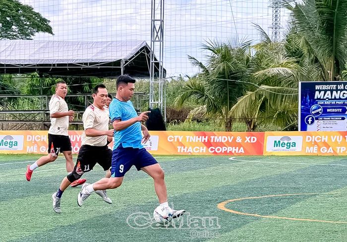 Các cầu thủ quyết liệt tranh chấp bóng trên sân.