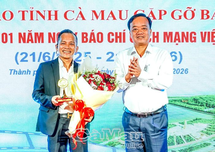 Đồng chí Huỳnh Quốc Việt, Phó Bí thư Thường trực Tỉnh ủy Cà Mau, tặng hoa và quà lưu niệm đến đại diện Công ty TNHH Elisa (Thành phố Hồ Chí Minh), đơn vị đồng hành, tài trợ về cơ sở vật chất, tiệc chiêu đãi của buổi gặp gỡ.