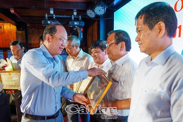 Đồng chí Nguyễn Hồ Hải, Bí thư Tỉnh ủy Cà Mau, trao Bằng khen của Chủ tịch UBND tỉnh Cà Mau cho các nhà báo.