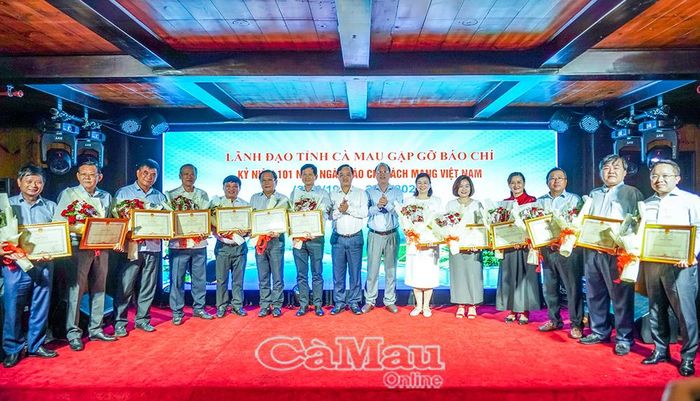 Đồng chí Nguyễn Hồ Hải, Bí thư Tỉnh ủy và đồng chí Huỳnh Quốc Việt, Phó Bí thư Thường trực Tỉnh ủy Cà Mau trao bằng khen và tặng hoa cho các nhà báo.