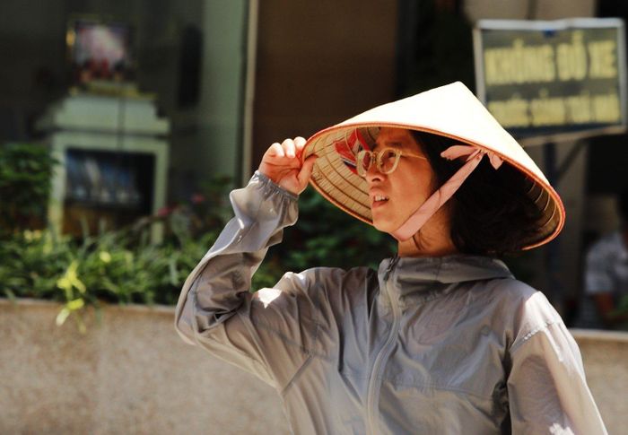 Người dân cần che chắn khi di chuyển dưới thời tiết nắng nóng của mùa hè. (Ảnh: 24h.com)