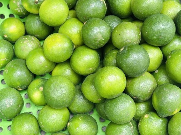 Chanh chứa lượng vitamin C đáng kể và thường được sử dụng trong các loại đồ uống ít đường