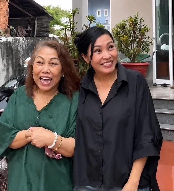 nhiều nghệ sĩ vẫn thường xuyên liên lạc, động viên và tạo điều kiện để Siu Black đứng trên sân khấu. Ảnh: Cắt từ clip