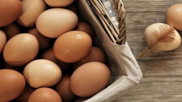 Có thể xếp trứng vào giỏ, hộp hoặc bảo quản trứng trong mùn cưa, trấu. Ảnh minh họa