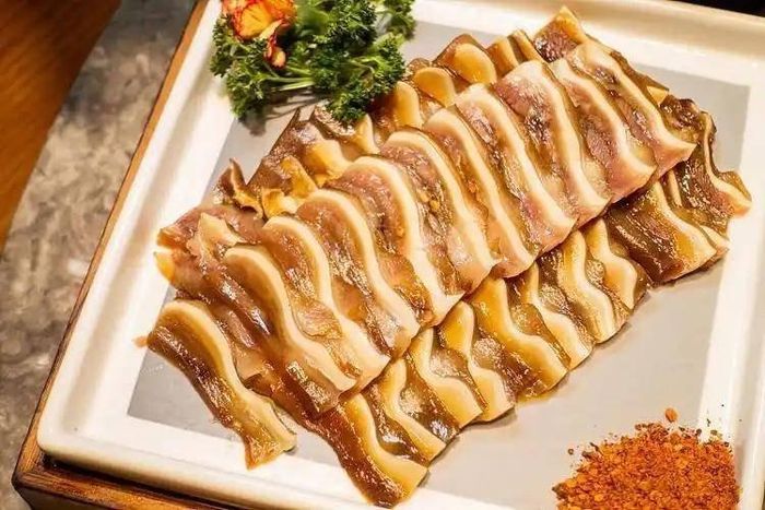 Tai heo chứa nhiều mô liên kết, chất keo và mỡ. Ảnh minh họa.