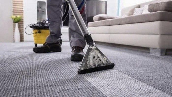 Hút bụi thường xuyên là cách làm sạch thảm nhanh và tối ưu nhất. Ảnh minh họa