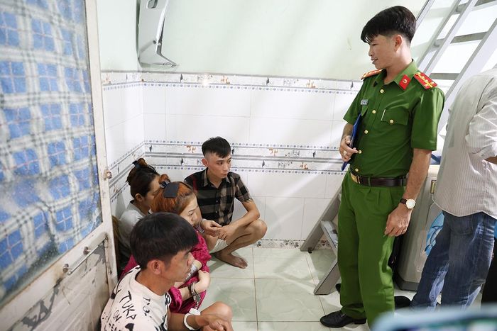 Nhóm đối tượng bị bắt quả tang tại phòng trọ. Ảnh: Công an tỉnh An Giang.