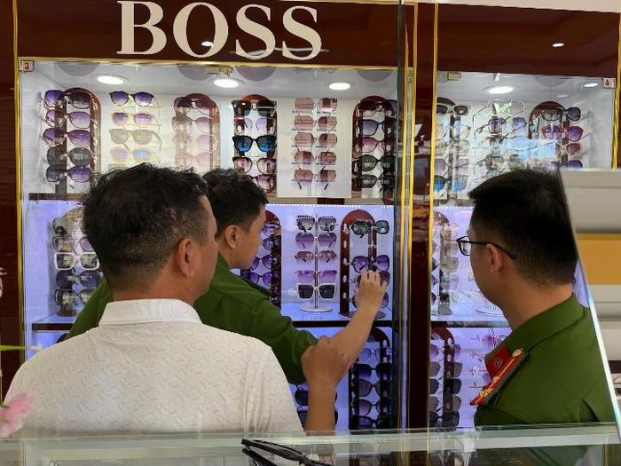 Công an phường Long Thành kiểm tra cơ sở kinh doanh có dấu hiệu vi phạm về sở hữu trí tuệ trên địa bàn. Ảnh: Công an TP. Đồng Nai