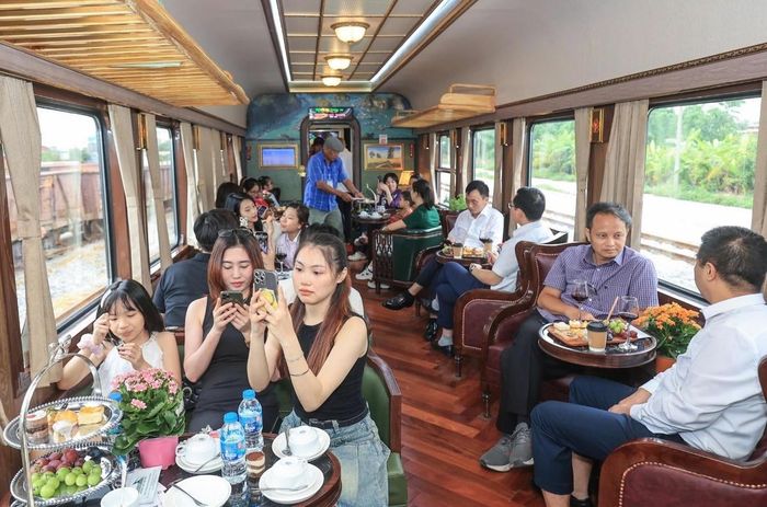 Để kích cầu vận tải hành khách trong dịp hè, CTCP Vận tải Đường sắt giảm 10% giá vé đối với hành khách đi tàu trên tuyến Hà Nội - Hải Phòng. Ảnh: Báo Hải Phòng