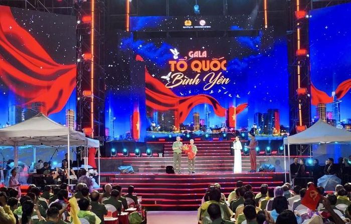 Thượng tướng Phạm Thế Tùng, Ủy viên Trung ương Đảng, Thứ trưởng Bộ Công an trao hoa tri ân Anh hùng Võ Văn Em - Ảnh: VGP/Linh Chi