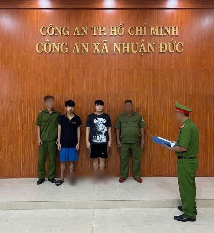 Cơ quan Công an tống đạt các quyết định khởi tố đối với Lê Duy Kha và Lê Lý Tuấn Hưng