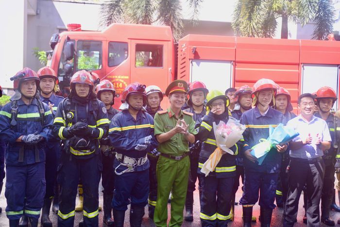 Ban tổ chức tặng hoa lực lượng tham gia